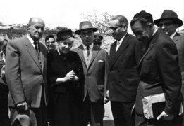 Władysława Choms (2nd from left) during the ceremony at Yad Vashem Holocaust memorial center, Jerusalem, 1966.