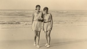Anneliese (rechts) und ihre Schwester Jutta Plumpe, 1929
