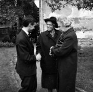 Andrea (rechts) und Valerie (Mitte) Wolffenstein am Tag der Konfirmation Andrea Schmidts, der Tochter einer weiteren Helferin, 1958