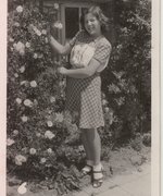 Fotografie: Eva Löwidtová vor dem Haus ihrer Großeltern in Heřmanův Městec (Hermannstädtel), Herbst 1945