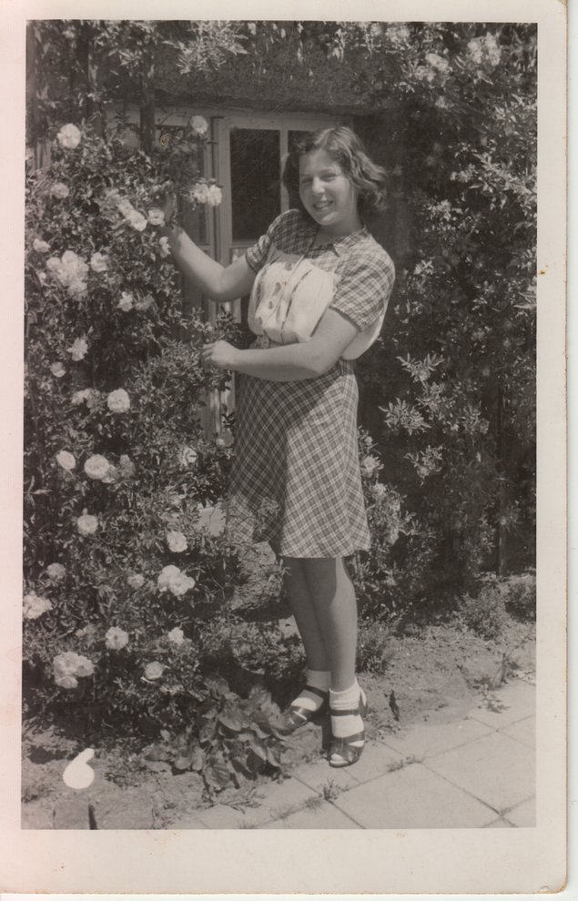 Fotografie: Eva Löwidtová vor dem Haus ihrer Großeltern in Heřmanův Městec (Hermannstädtel), Herbst 1945