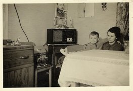 Frieda Löser mit ihrem Sohn Eberhardt, Weihnachten 1944