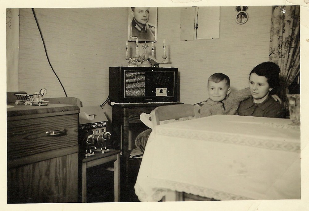 Fotografie: Frieda Löser mit ihrem Sohn Eberhardt, Weihnachten 1944