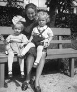 Margarete Borgmann mit ihren Kindern Eva und Albert, um 1942