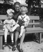 Fotografie: Margarete Borgmann mit ihren Kindern Eva und Albert, um 1942