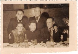 Fotografie: Johanna und Jānis Lipke (vordere Reihe, 2. und 3. von links) mit einigen von ihnen geretteten Jüdinnen und Juden, Riga, Ende der 1940er Jahre