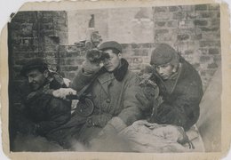 Jan Kostański (rechts) mit zwei jüdischen Freunden kurz nach der Niederschlagung des Warschauer Aufstands, 1944