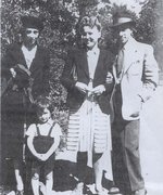 Regina Świda und Abraham Horowitz (1. und 2. von links), daneben ihre Tochter Renata mit ihrem Verlobten, Warschau, Frühjahr 1944