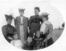 Käte Laserstein (front right) with her mother (back left), her sister Lotte (front left), and other relatives, around 1906.