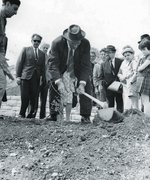 Fotografie: Hannes Bogaard beim Pflanzen eines Baums anlässlich seiner Ehrung in der Gedenkstätte Yad Vashem, Jerusalem, 22. Oktober 1963