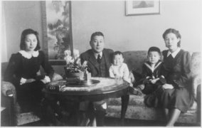Chiune Sugihara mit seiner Frau Yukiko (rechts), den beiden Söhne und der Schwägerin Setsuko Kikuchi (links), Kaunas, September 1939