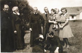 Pavol Gojdič (3. von links) mit Priestern und einer nichtjüdischen Familie, die ihn bei Hilfsaktionen für verfolgte Jüdinnen und Juden unterstützen, Nižné Repaše 1943