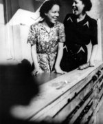 Marianne und Annelies Bernstein nach Kriegsende, 1945