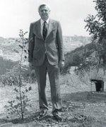 Der Pastor Hans Mamen bei einer Baumpflanzung zu seinen Ehren im „Garten der Gerechten“, Gedenkstätte Yad Vashem, Jerusalem 1979