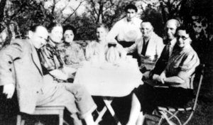 Fotografie: Eugen Hermans 17. Geburtstag im Versteck bei Familie Horn in Berlin-Blankenburg, 23. April 1943, von links: Julius und Anja Friede, unbekannt, Gertrud Horn, Eugen Herman, Ewald Horn, Willi Bremeyer und Grete Rado geb. Friede