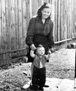 Leonie Frankenstein und ihr Sohn Peter-Uri auf dem Bauernhof in Briesenhorst 1944