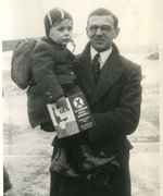 Nicholas Winton mit Hans Beck, einem der geretteten jüdischen Kinder, am Flughafen Ruzyně in Prag vor dessen Abflug nach London, 12. Januar 1939