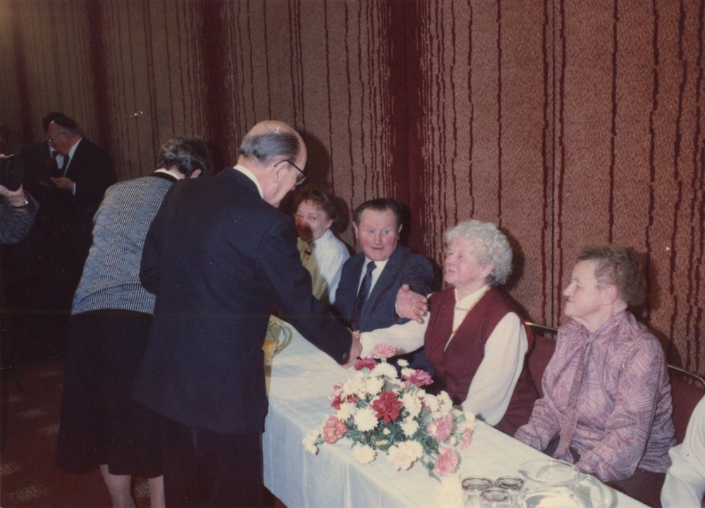 Fotografie: Der Vizevorsitzende von Yad Vashem, Dr. Josef Burg, gratuliert Margarete Bach anlässlich ihrer Ehrung als „Gerechte unter den Völkern“ im Januar 1990. Von rechts: Luise Griesmann, Margarete Bach, Arno Bach