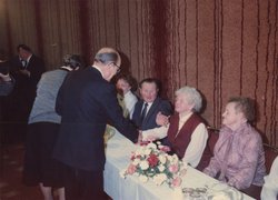 Der Vizevorsitzende von Yad Vashem, Dr. Josef Burg, gratuliert Margarete Bach anlässlich ihrer Ehrung als „Gerechte unter den Völkern“ im Januar 1990. Von rechts: Luise Griesmann, Margarete Bach, Arno Bach