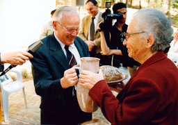 The former Naundorf pastor Manfred Wendler with Hanna Engel in Yad Vashem, 1999.