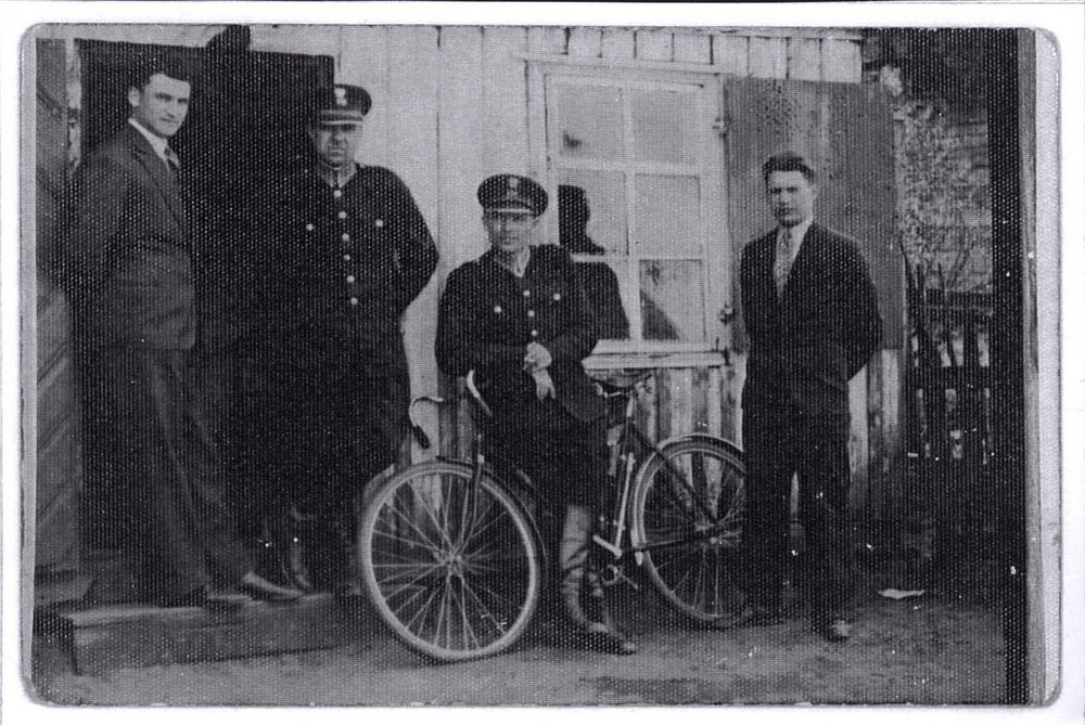 Fotografie: Tuvia Bielski (links) neben zwei polnischen Polizisten, Sobotniki (heute Subotniki, Weißrussland), vor 1939
