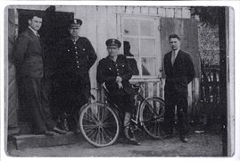 Fotografie: Tuvia Bielski (links) neben zwei polnischen Polizisten, Sobotniki (heute Subotniki, Weißrussland), vor 1939