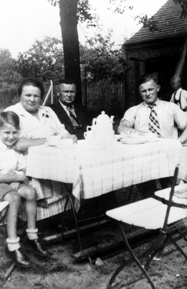 Fotografie: Ida und Paul Rosin, mit ihren Söhnen Werner (links) und Gerhard (rechts) im Garten der Gaststätte „Zur kleinen Hütte“, Luckenwalde, 1930er-Jahre