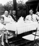 Fotografie: Ida und Paul Rosin, mit ihren Söhnen Werner (links) und Gerhard (rechts) im Garten der Gaststätte „Zur kleinen Hütte“, Luckenwalde, 1930er-Jahre