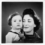 Fotografie: Ruth Wedel mit ihrem Sohn Gideon, um 1942