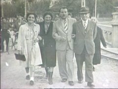 Fotografie: Von links: Erika und Mary Levi, der Helfer Pawel Gerdschikow und Abraham Levi, nach 1944