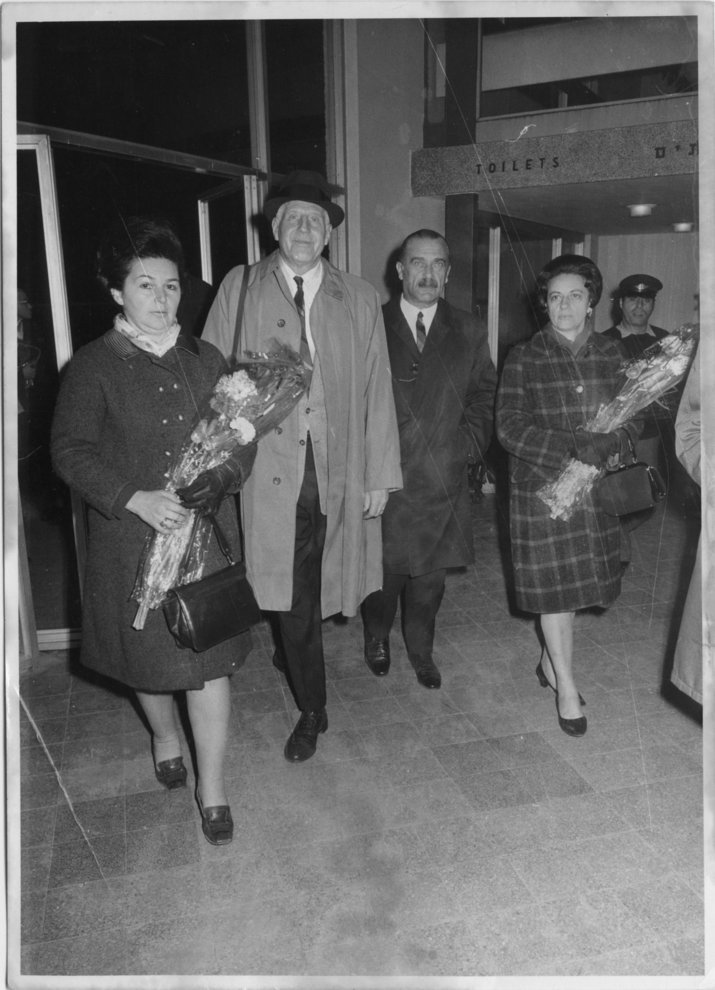 Fotografie: Melania Reifler (links) und Anita Brunnengraber (rechts) mit Eberhard Helmrich am Flughafen in Israel (anlässlich seiner Yad Vashem-Ehrung), 1968