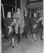 Fotografie: Melania Reifler (links) und Anita Brunnengraber (rechts) mit Eberhard Helmrich am Flughafen in Israel (anlässlich seiner Yad Vashem-Ehrung), 1968
