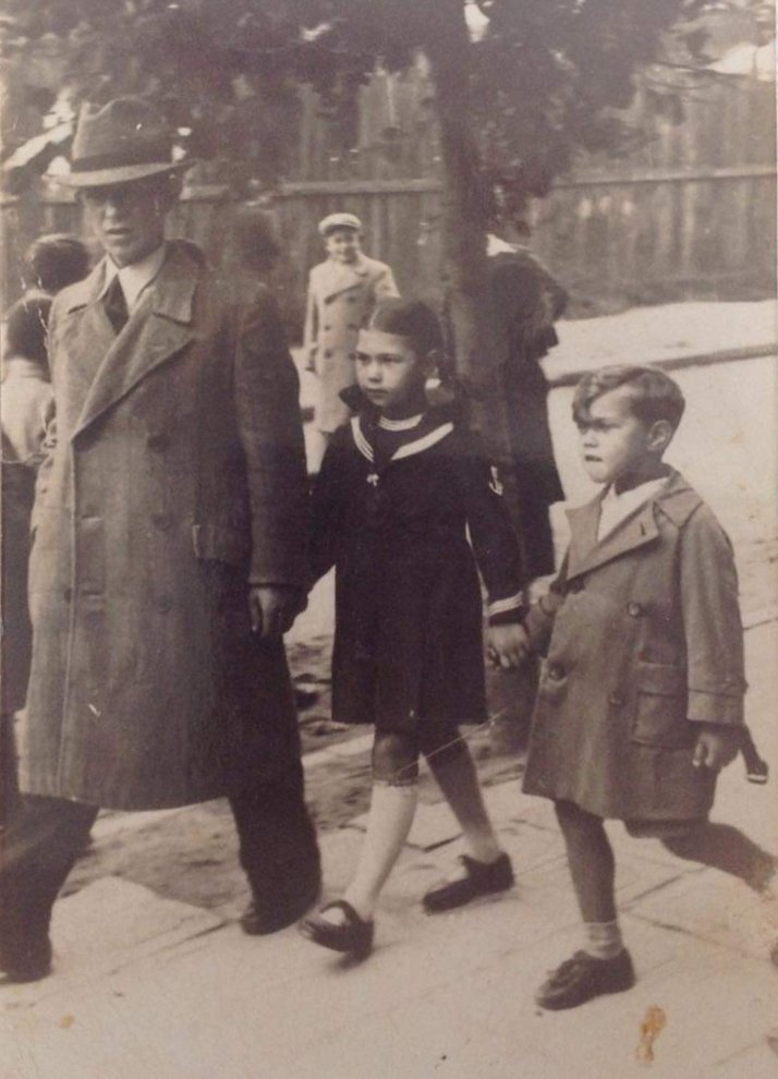 Fotografie: Jan Zimmermann (rechts) mit seiner Schwester Teodora und seinem Vater Wilhelm auf dem Weg zur Schule, Przemyśl 1936