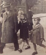 Jan Zimmermann (rechts) mit seiner Schwester Teodora und seinem Vater Wilhelm auf dem Weg zur Schule, Przemyśl 1936