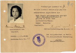 Fotografie: Vorläufiger Ausweis für Emmi Brandt nach der Entlassung aus dem KZ Ravensbrück, ausgestellt am 7. Juli 1945