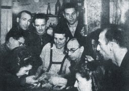 Johanna Sedule (Mitte) bei den versteckten Jüdinnen und Juden im Keller, Libau, um 1943