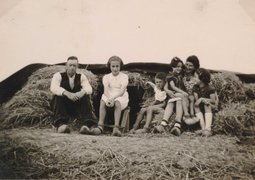 Fotografie: Willem Bogaard (links) mit Untergetauchten, Nieuw-Vennep, um 1942