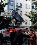 Enthüllung des Straßenschildes am Kläre-Bloch-Platz in Berlin, 2004