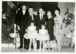 Isaak und Polina Emmet (früher Chomut, 3. und 4. von links) und deren Tochter Laura Oberlender (rechts), Philadelphia (USA), 1970er Jahre