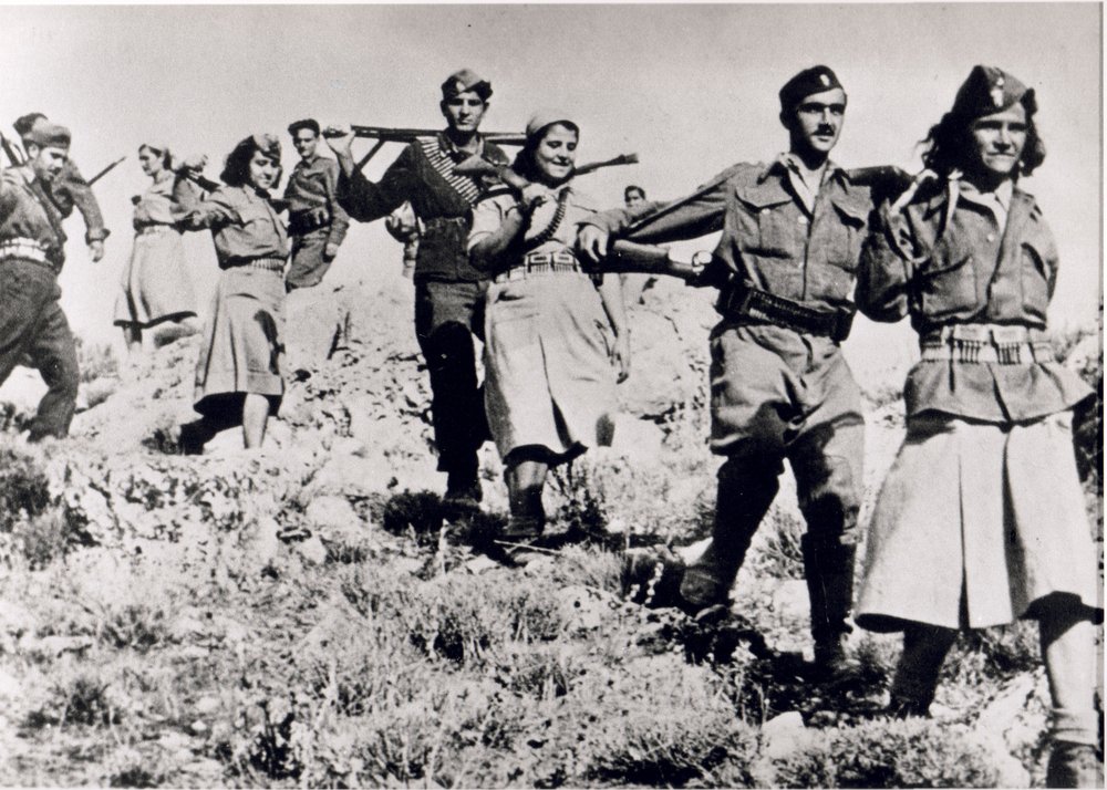 Fotografie: ELAS-Partisan*innen, darunter Salvator Bakolas (2. von rechts) in Partisanenuniform und mit Gewehr, Parnitha-Gebirge 1944