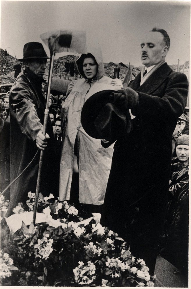 Fotografie: Adolf Berman (rechts) hält eine Rede bei der Gedenkfeier für die Opfer des Warschauer Ghettos und die Kämpfer des Ghettoaufstands, Warschau 1946