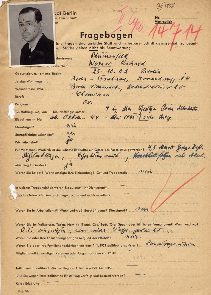 Fotografie: Antrag von Werner Blumenfeld auf Anerkennung als „Opfer des Faschismus“, um 1946