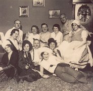 Fotografie: Silvester bei Deutschkrons, oben rechts Otto Ostrowski, davor seine Frau Bertha (mit Schürze), links daneben seine spätere Lebensgefährtin Margarethe Sommer (mit Hut und Glas), oben Mitte Walter Rieck, links von ihm Jenny Rieck, untere Reihe, 2. und 3. von links Ella Deutschkron und Martin Deutschkron, Berlin, 31. Dezember 1932