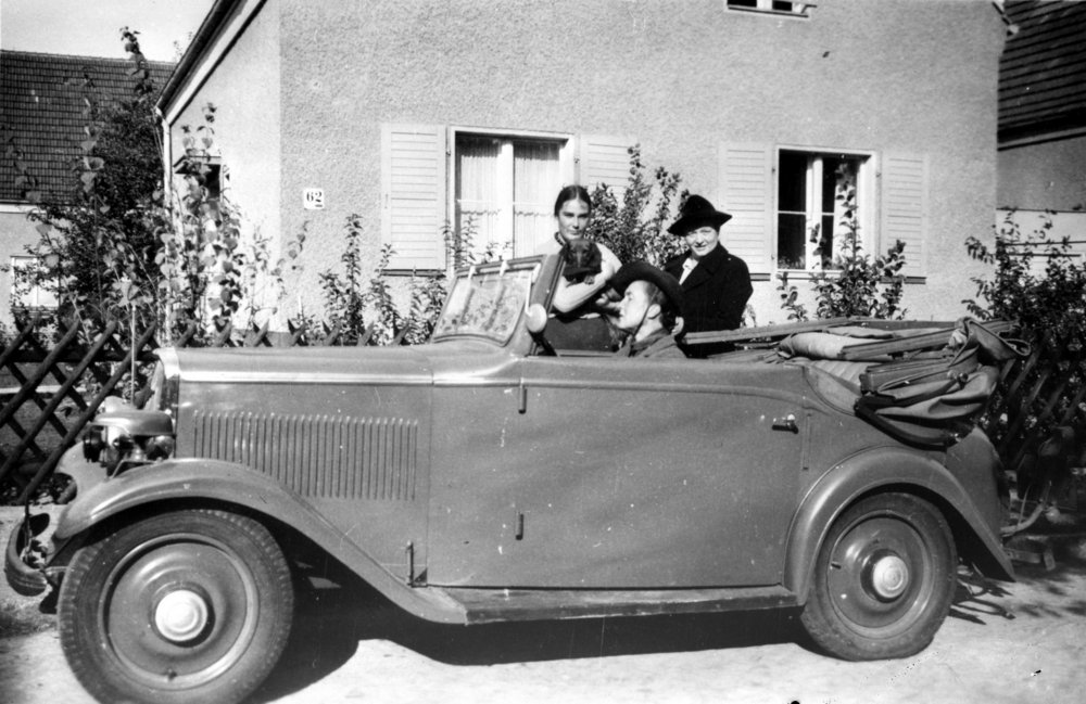 Fotografie: Mathilde Stoltenhoff am Steuer ihres Autos, ihre Tochter und eine Bekannte, 1943