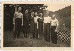 Fotografie: Von links: Jurek Rozenek, Frieda Löser, Luise und Alfred Griesmann, Margarete und Arno Bach sowie Michał Rozenek im Garten des Hauses Dorfstr. 40, Niederschmiedeberg, Juni 1945