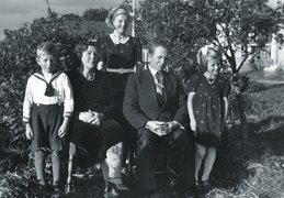 Iver und Martha Skogstad mit ihren drei Kindern, undatiert