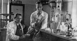 Georg Groscurth und Robert Havemann in ihrem Labor, um 1940