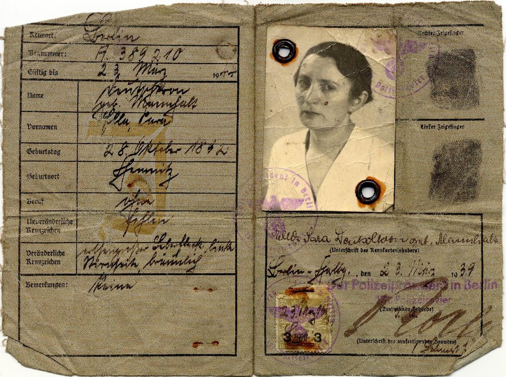Fotografie: Kennkarte von Ella Deutschkron mit eingestempeltem „J“ (für Jüdin) und dem Zwangsnamen „Sara“, Berlin, 23. März 1939