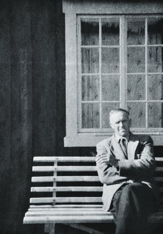 Fotografie: Arne Haug-Rønning vor dem Haus, nach 1945