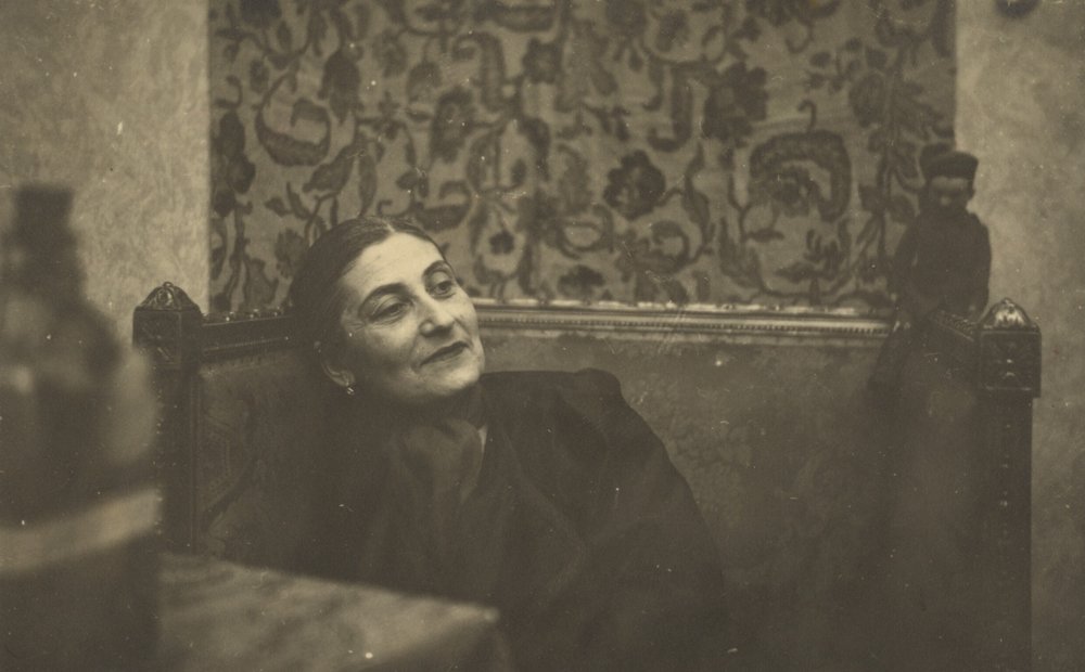 Fotografie: Anja Friede in ihrer Wohnung in der Belle-Alliance-Str. 31, Berlin-Kreuzberg, 1942